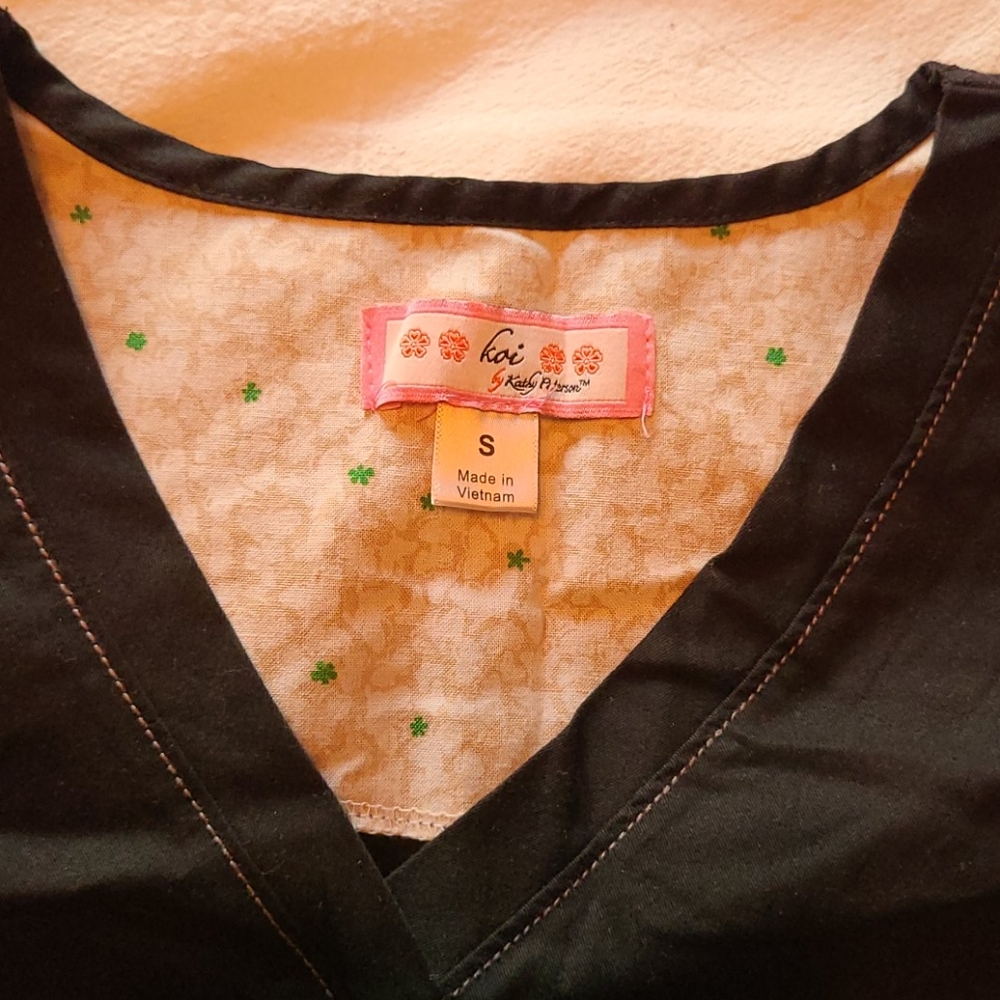 Koi scrub top - Picture 2 of 6